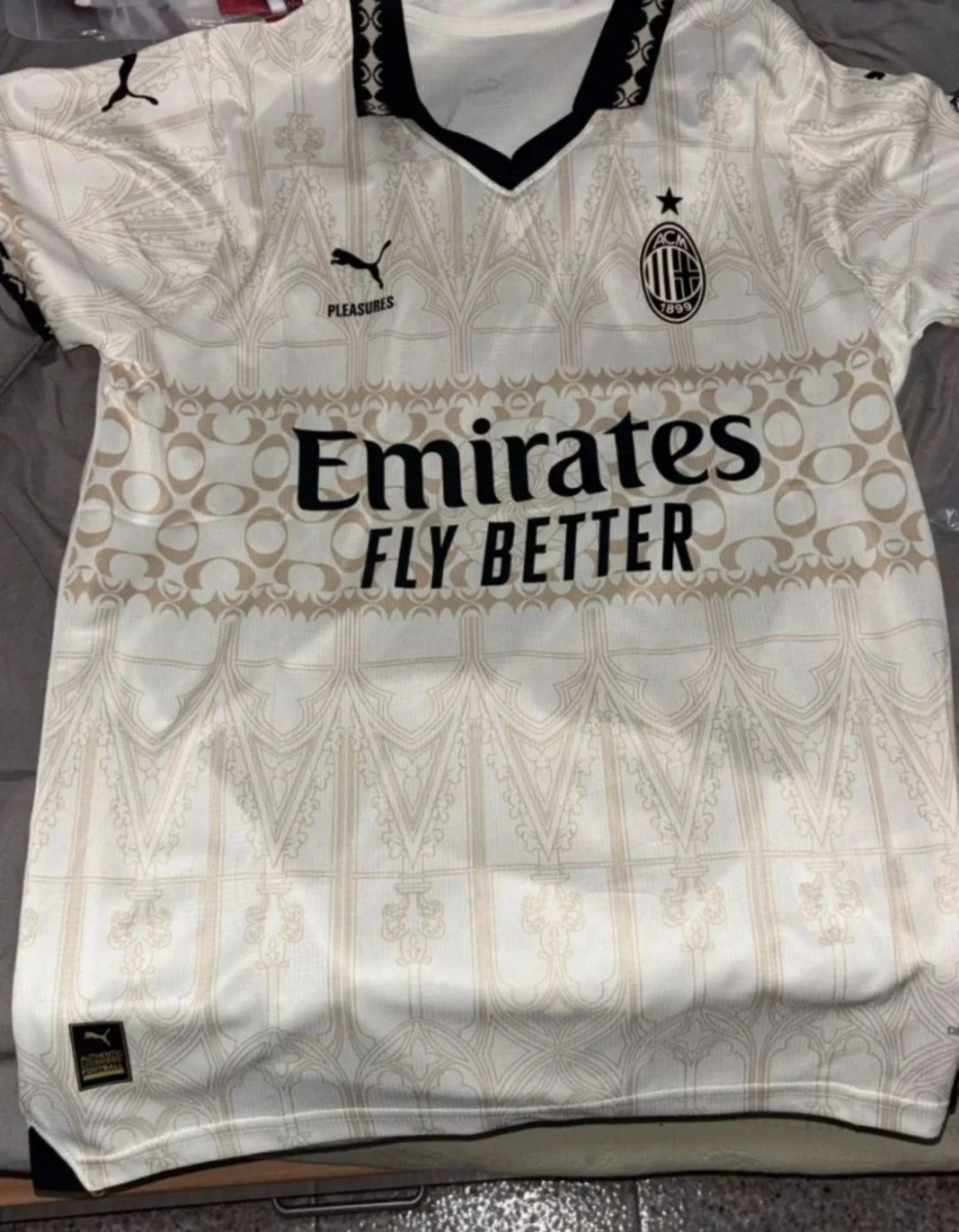 Camiseta AC Milan Fourth Kit 2023/24 PUMA x PLEASURES Blanca – Edición Especial